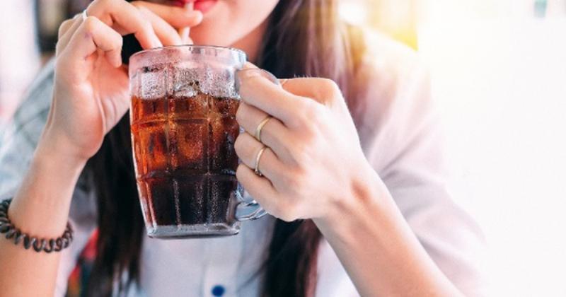 Hình ảnh minh họa các loại thực phẩm nên ăn (gừng, chuối, sữa chua) và nên kiêng (đậu, bắp cải, nước ngọt) khi bị đầy bụng
