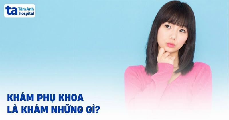 Hình ảnh bác sĩ nhi khoa đang nhẹ nhàng sờ nắn bụng em bé sơ sinh trong quá trình khám lâm sàng