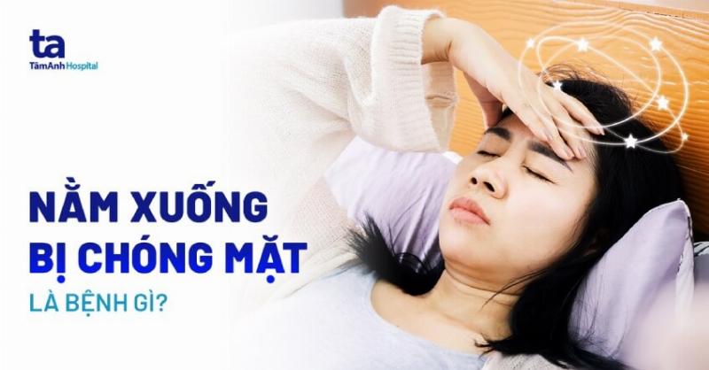Một bác sĩ đang thăm khám cho bệnh nhân bị chóng mặt trong phòng khám