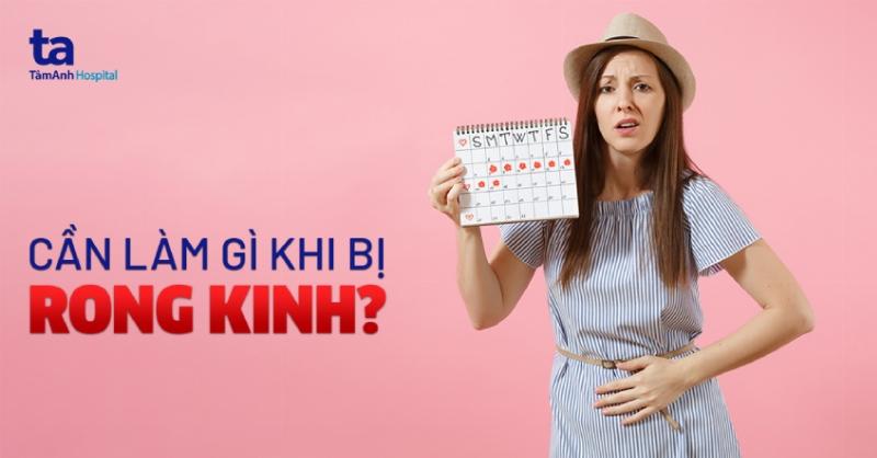 Một bác sĩ nữ đang tư vấn cho bệnh nhân về các phương pháp giảm đau bụng kinh và sức khỏe sinh sản tại phòng khám
