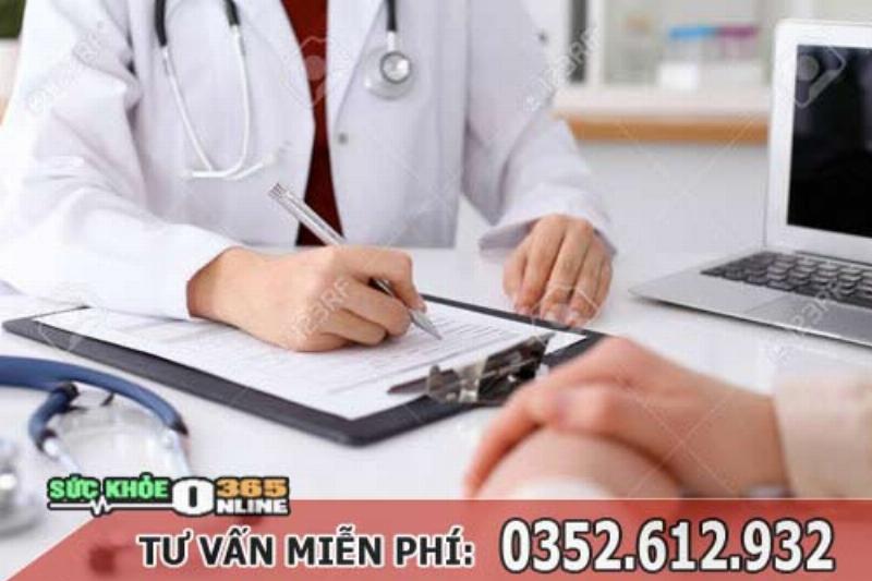 Bác sĩ đang tư vấn cho bệnh nhân tại phòng khám