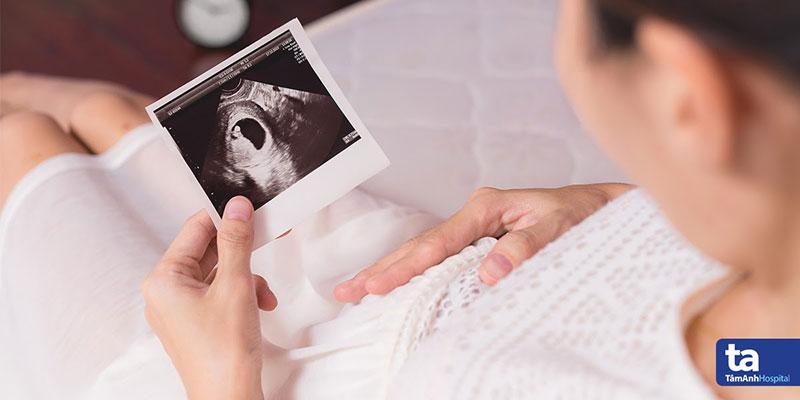 Hình ảnh bác sĩ đang nói chuyện và tư vấn cho người phụ nữ mang thai trong phòng khám