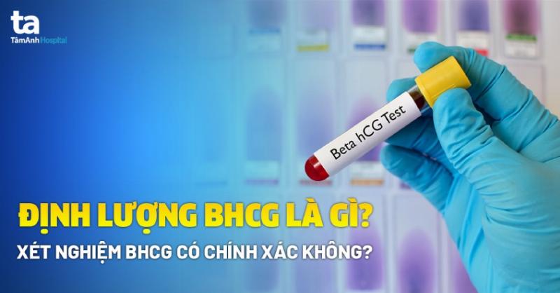 Hình ảnh bác sĩ đang xem kết quả xét nghiệm máu, có thể là kết quả beta hCG, trong bối cảnh phòng khám.
