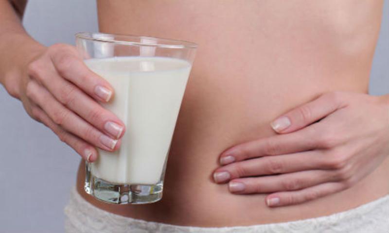 Minh họa vấn đề bất dung nạp lactose khi cơ thể không tiêu hóa đường sữa