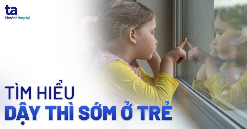 Hình ảnh minh họa hai bé gái ở cùng độ tuổi nhưng một bé đã có các dấu hiệu dậy thì rõ rệt, bé còn lại thì chưa