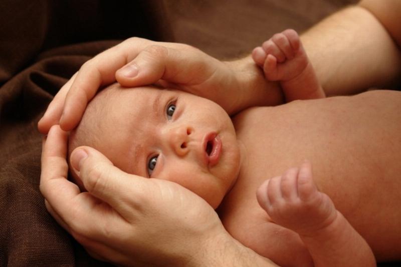 Bé Sơ Sinh Bị Ọc Sữa: Khi Nào Bình Thường, Khi Nào Cần Lo?