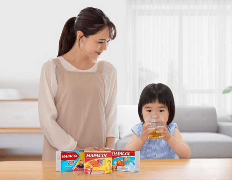 Minh họa cách cho trẻ sơ sinh 3 tháng tuổi uống thuốc hạ sốt dạng siro an toàn
