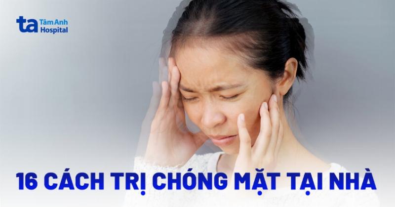 Một người đang thực hiện bài tập đơn giản tại nhà để giảm chóng mặt