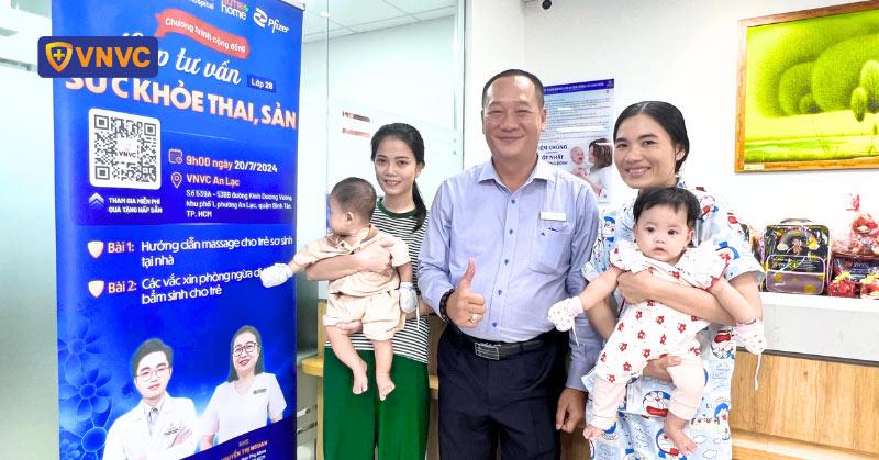Hình ảnh minh họa cha mẹ đang nhẹ nhàng chăm sóc và vuốt ve em bé sau khi tiêm chủng