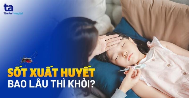 Một người đang nghỉ ngơi trên giường và uống nước, minh họa cách chăm sóc bản thân khi bị sốt siêu vi ở người lớn