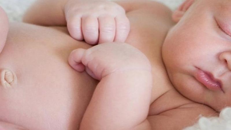 Hình ảnh cha mẹ chăm sóc trẻ sơ sinh bị vàng mắt, thể hiện sự lo lắng và quan tâm