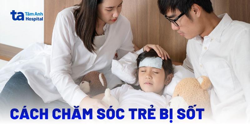Cha mẹ đang chăm sóc trẻ bị sốt tại nhà, thực hiện các biện pháp hạ nhiệt an toàn