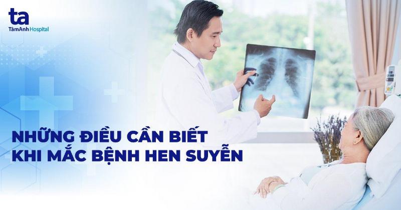Hình ảnh người lớn đang chăm sóc em bé bị viêm phế quản, ví dụ cho bé uống nước hoặc sử dụng máy tạo độ ẩm