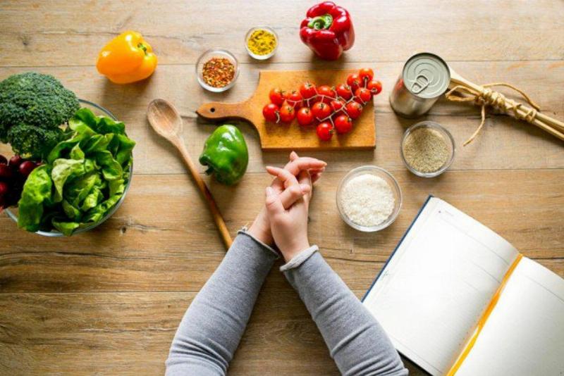 Hình ảnh minh họa một bàn ăn đầy đủ các món ăn lành mạnh