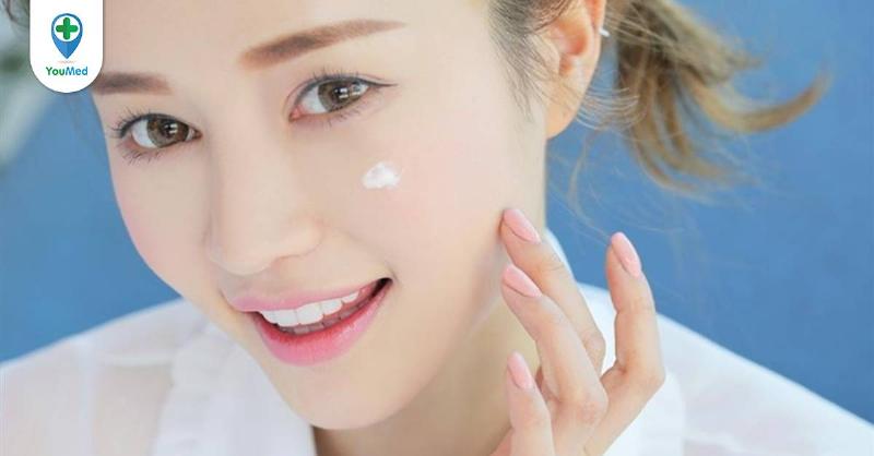 Chờ kem chống nắng thấm trước khi trang điểm