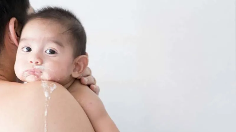 Trẻ sơ sinh ọc sữa thành vòi: Khi nào cần lo lắng và cách xử lý hiệu quả