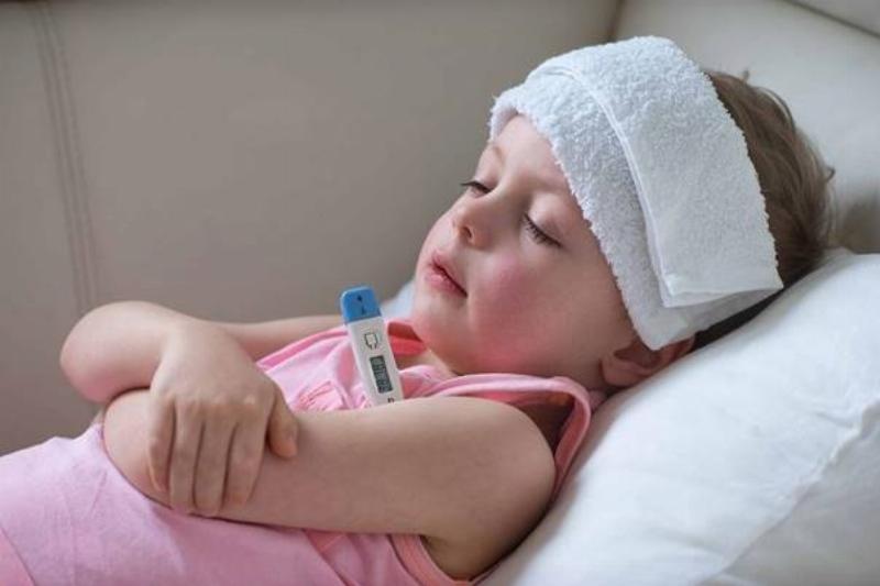 Hình ảnh minh họa các dấu hiệu cảnh báo nguy hiểm khi trẻ sốt cao cha mẹ cần lưu ý