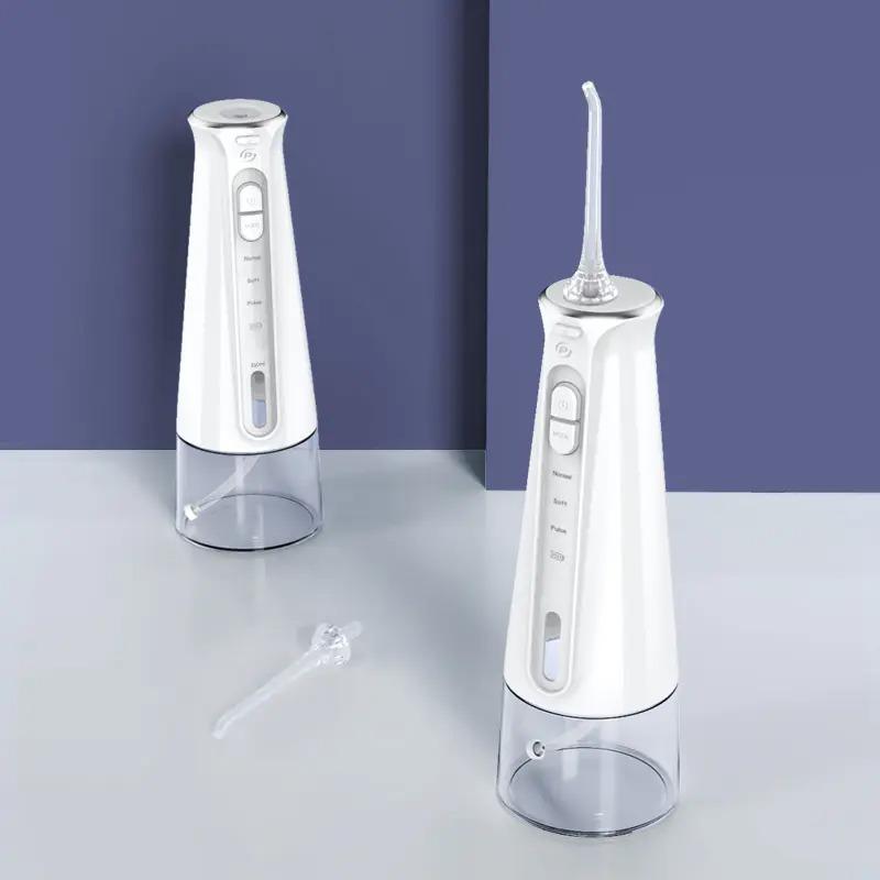 Hình ảnh minh họa một dụng cụ ngậm miệng (oral appliance) được đặt trong lòng bàn tay hoặc trên một mô hình răng hàm