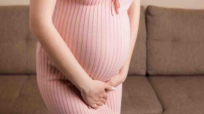Hình ảnh gia đình hỗ trợ bà bầu, giúp mẹ giảm căng thẳng và lo lắng