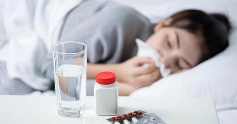 Các hiểu lầm phổ biến về đau họng, ví dụ như việc lạm dụng kháng sinh hay kiêng nước lạnh