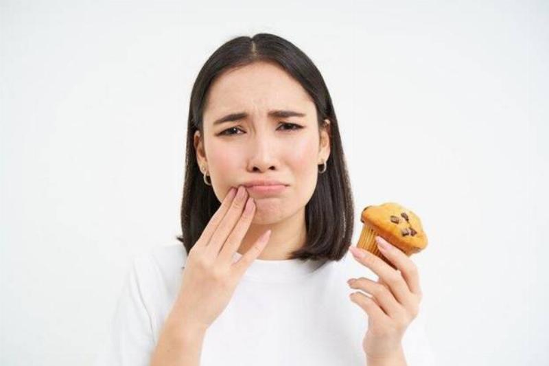 Hình ảnh minh họa việc chăm sóc răng miệng định kỳ và thăm khám nha khoa để phòng ngừa ung thư lưỡi