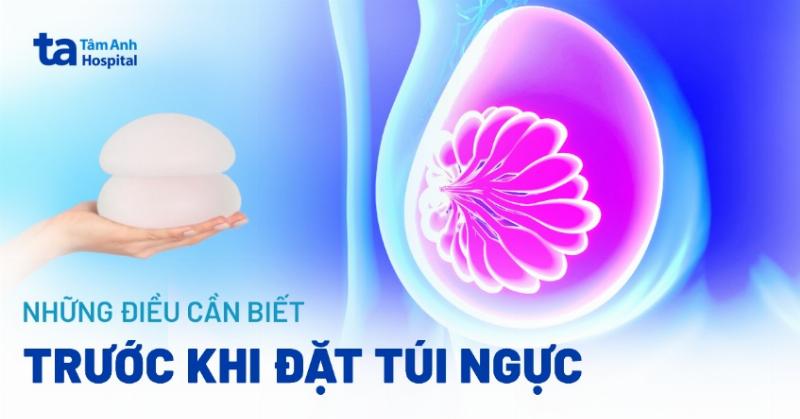 Hình ảnh người phụ nữ đang trao đổi với bác sĩ phẫu thuật về thời gian an toàn để quan hệ sau nâng ngực