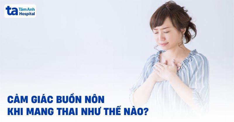 Phụ nữ mang thai đang lo lắng hoặc trao đổi với bác sĩ về sức khỏe thai kỳ và các triệu chứng bất thường