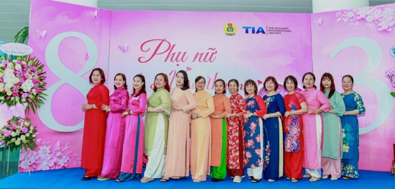 Hình ảnh người phụ nữ đang trò chuyện với bác sĩ sản phụ khoa