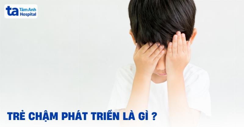 Hình ảnh bác sĩ đang khám cho em bé bị sốt, cha mẹ đứng cạnh theo dõi