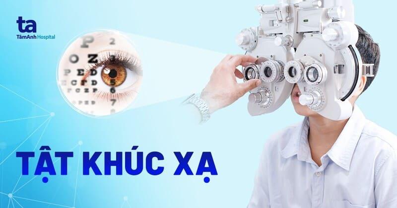 Hình ảnh minh họa bác sĩ mắt đang sử dụng đèn sinh hiển vi để khám mắt cho bệnh nhân