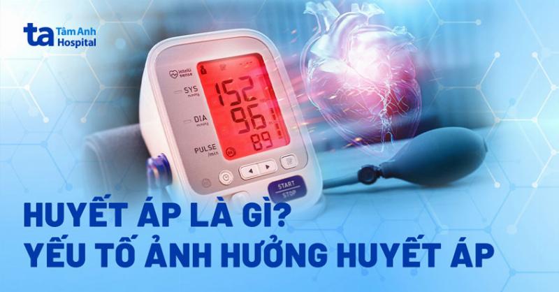 Hình ảnh một bệnh nhân đang được y tá hoặc bác sĩ kiểm tra sức khỏe định kỳ (có thể đo huyết áp), thể hiện tầm quan trọng của việc khám sức khỏe đều đặn