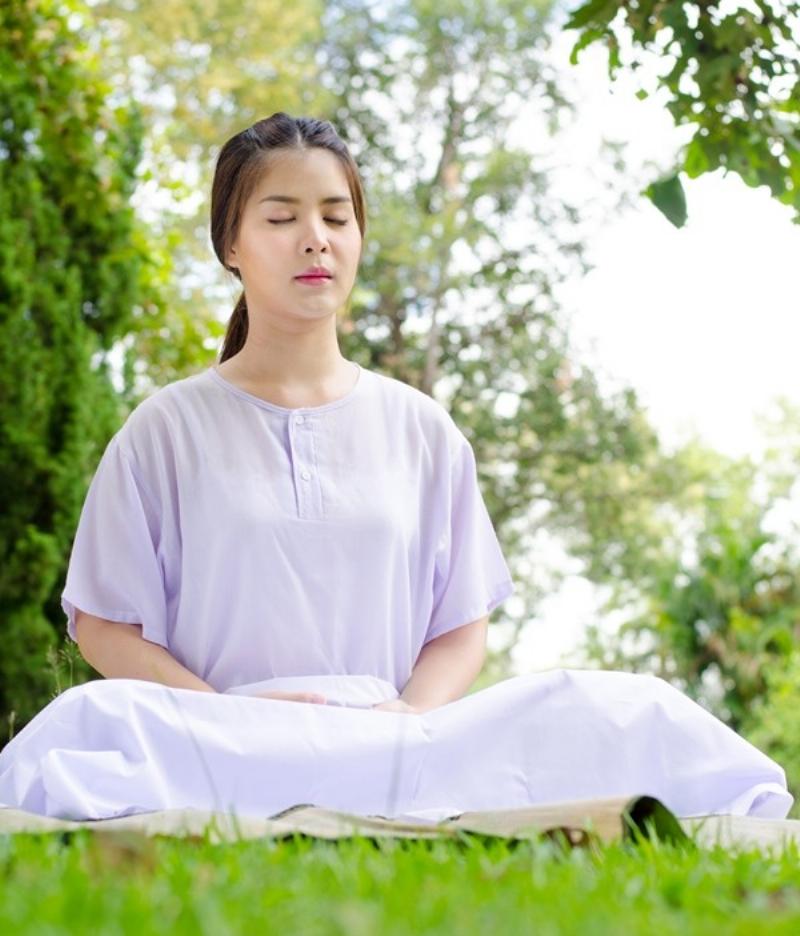 Hình ảnh minh họa một người đang hít thở sâu và thiền định