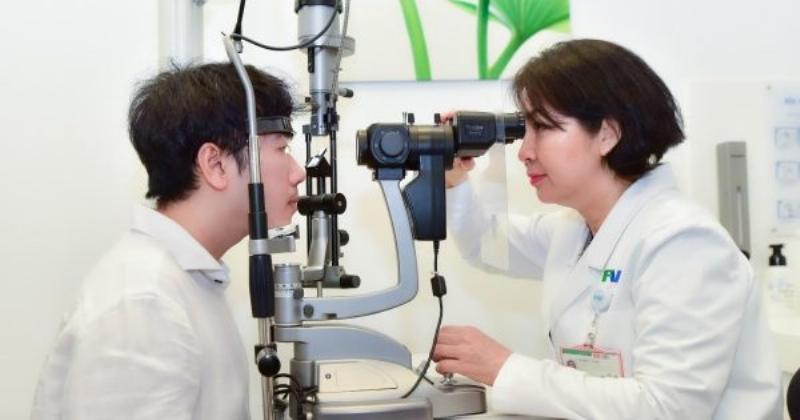 Hình ảnh người lái xe nhìn mờ vào ban đêm do tật khúc xạ mắt