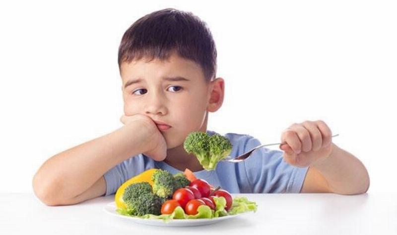 Các lầm tưởng phổ biến về táo bón ở trẻ sơ sinh như cho uống nước hay thụt mật ong