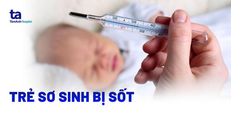 Người mẹ đang dùng khăn ấm lau người cho em bé sơ sinh 2 tháng tuổi