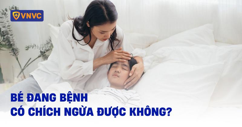 Hình ảnh một bác sĩ nhi khoa đang tư vấn cho phụ huynh về tiêm chủng cho trẻ