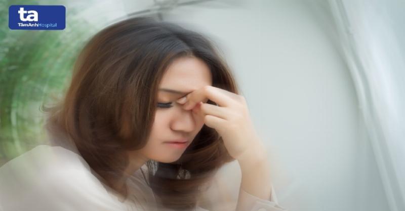Hình ảnh minh họa người bị loạng choạng, mất thăng bằng đột ngột, dấu hiệu của đột quỵ
