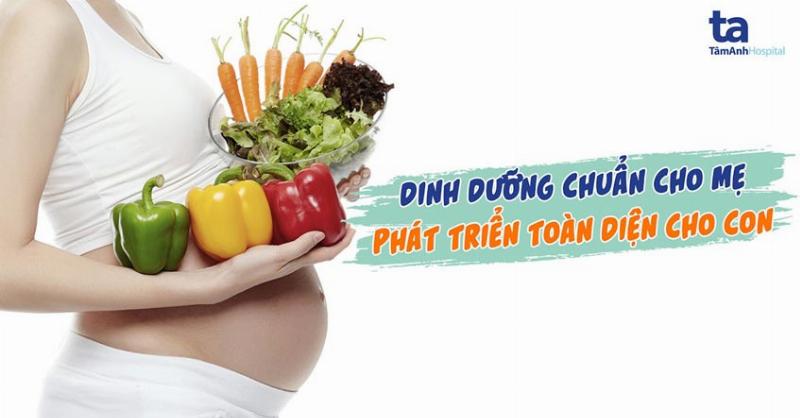 Hình ảnh mẹ bầu đang được bác sĩ khám thai, nhấn mạnh tầm quan trọng của việc theo dõi thai kỳ