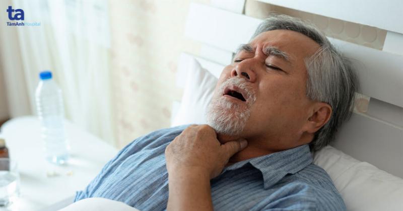 Hình ảnh người bệnh lao phổi đang được chăm sóc tại nhà, nhấn mạnh vai trò của gia đình và cộng đồng trong quá trình phục hồi