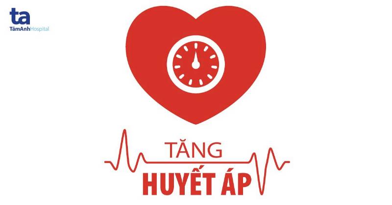 Người bệnh cao huyết áp đang tự kiểm tra huyết áp tại nhà