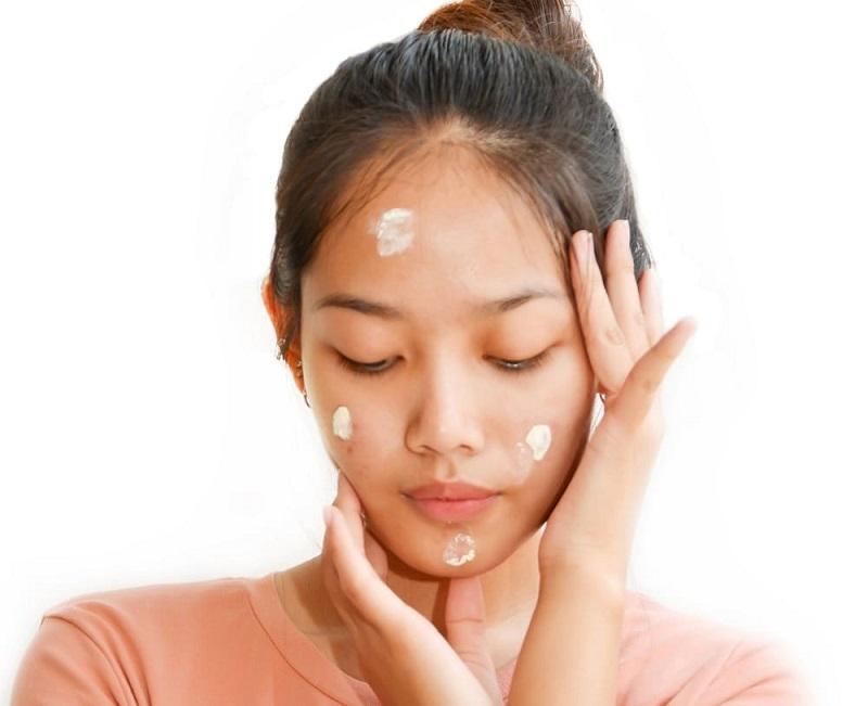 Hình ảnh minh họa nốt ruồi nhỏ, lành tính trên mặt nam giới, không cần thiết phải xóa