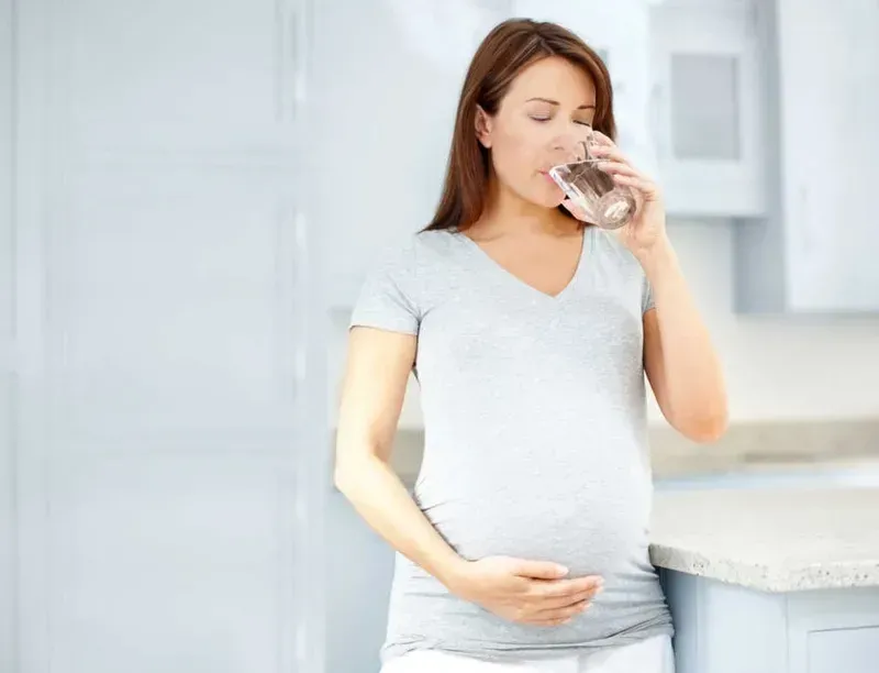 Uống đủ nước rất quan trọng trong thai kỳ cho bà bầu