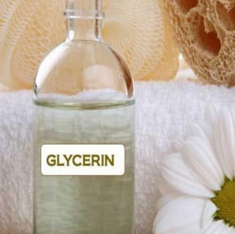 Hình ảnh minh họa cấu trúc phân tử của glycerin và cách nó liên kết với phân tử nước để dưỡng ẩm