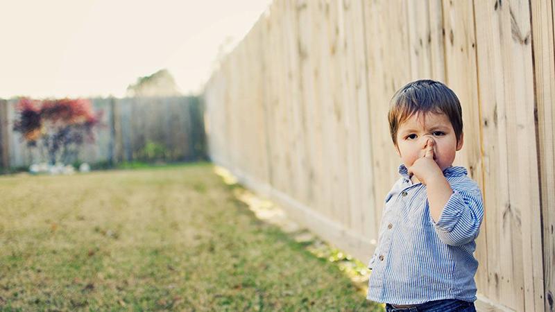 Hình ảnh phụ huynh ân cần chăm sóc bé bị chảy máu cam, thể hiện sự lo lắng và tình yêu thương.