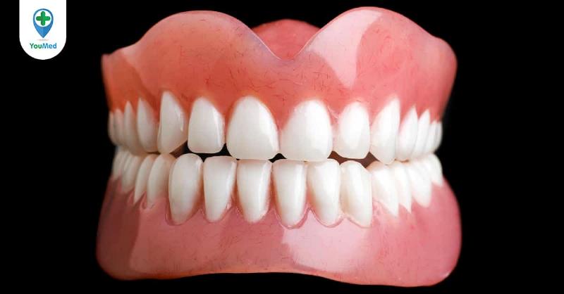 Biểu đồ hoặc sơ đồ đơn giản minh họa sự liên kết giữa sức khỏe răng miệng (hình răng) và các bộ phận khác của cơ thể (hình trái tim, não, dạ dày) với các mũi tên nối liền