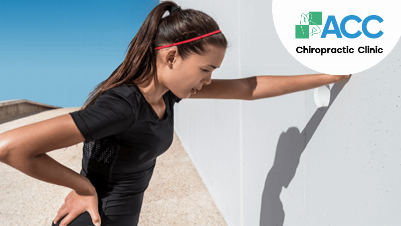 Minh họa cảnh bệnh nhân nữ đang được bác sĩ phụ khoa thăm khám (một cách chuyên nghiệp và kín đáo, chỉ thấy một phần cơ thể được che chắn và tập trung vào giao tiếp bác sĩ-bệnh nhân)