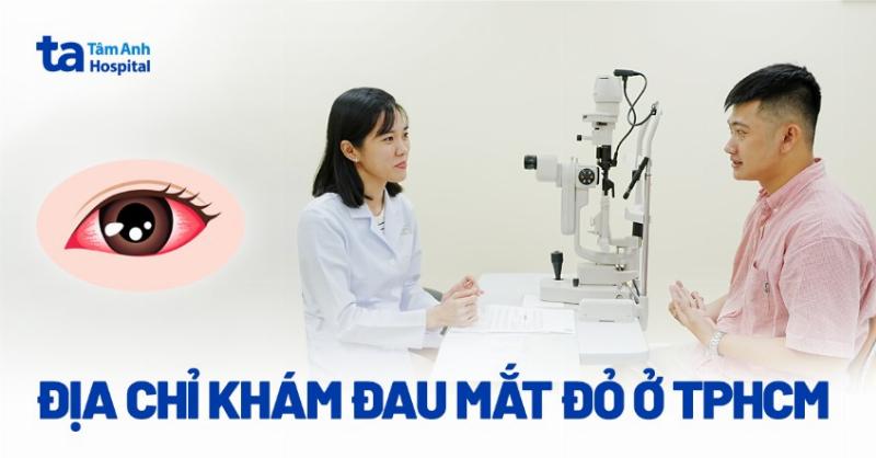 Hinh anh bac si dang kiem tra mat cho mot em be bi dau mat do tai phong kham