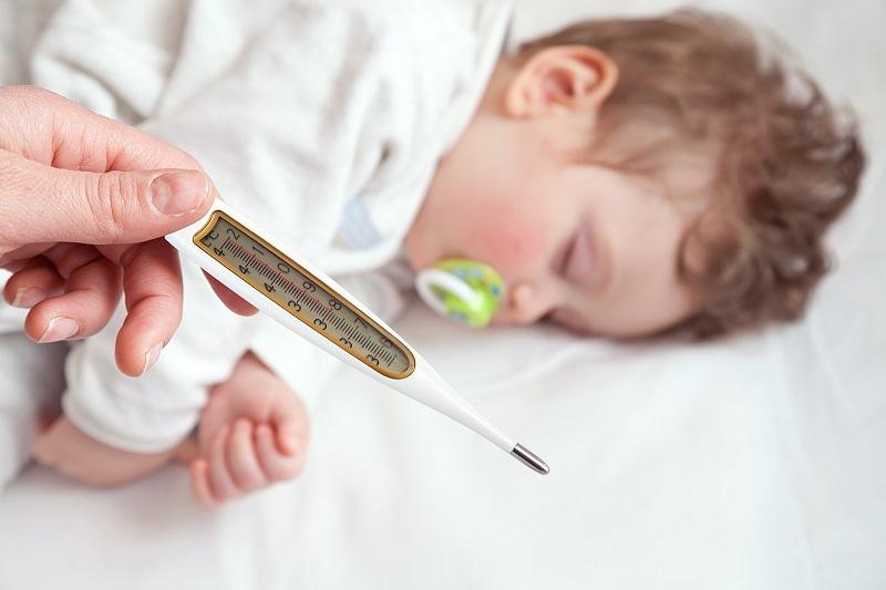 Hình ảnh trẻ được cặp nhiệt độ đúng cách giúp cha mẹ biết trẻ sốt 39 độ phải làm gì chính xác hơn