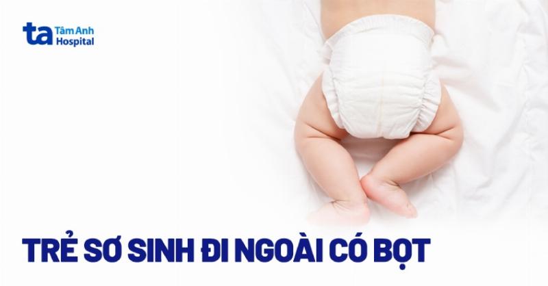 Hình ảnh minh họa phân lỏng màu vàng có bọt kèm theo chất nhầy, có thể là dấu hiệu nhiễm khuẩn đường ruột ở trẻ sơ sinh