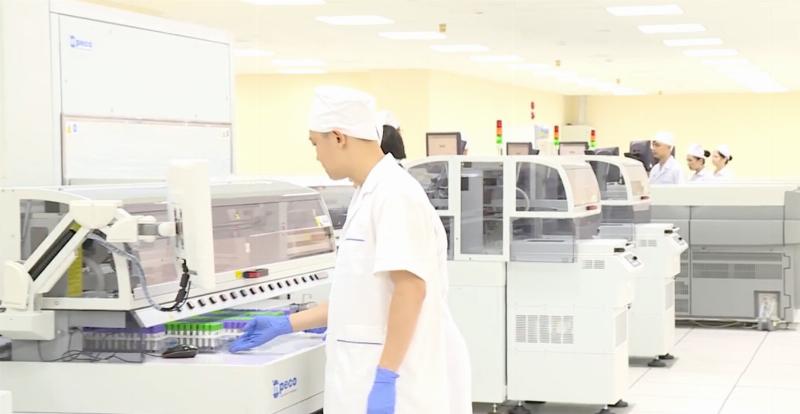 Hình ảnh mô tả quá trình lấy máu và phân tích trong xét nghiệm công thức máu